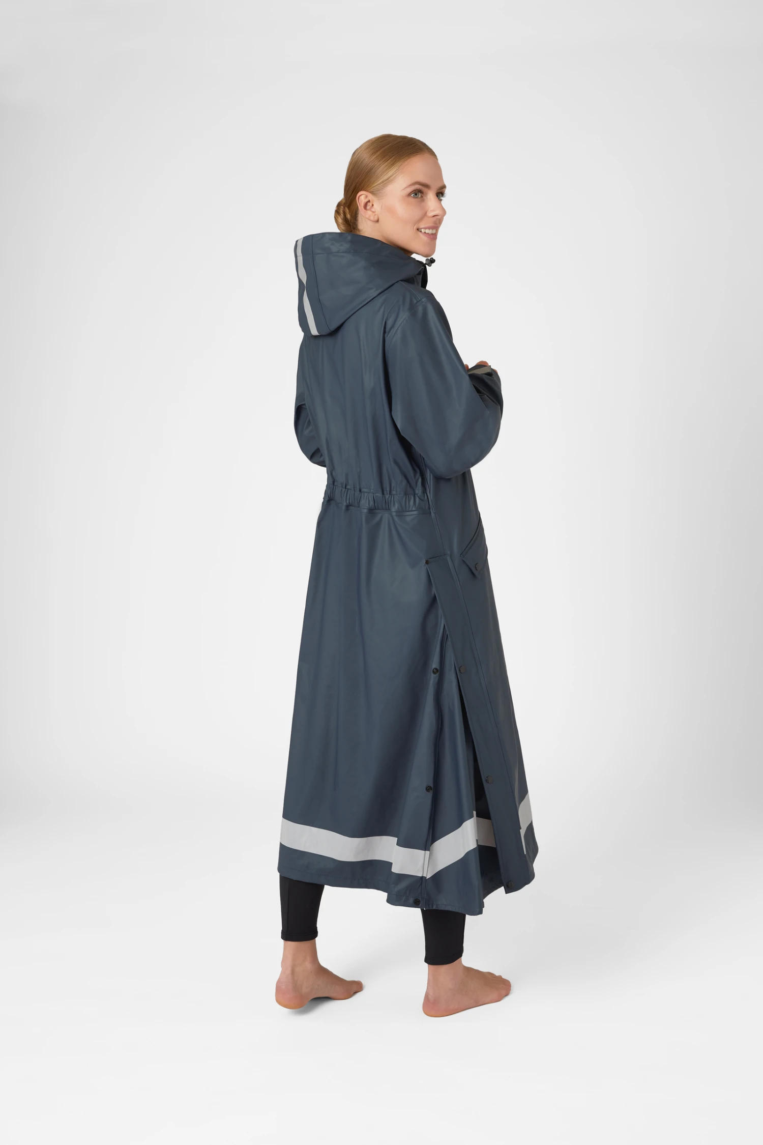 Horze Hazel Langer Damen-Regenmantel Mit Schlitzen 4 Horze Hazel Langer Damen-Regenmantel Mit Schlitzen – Bild 4