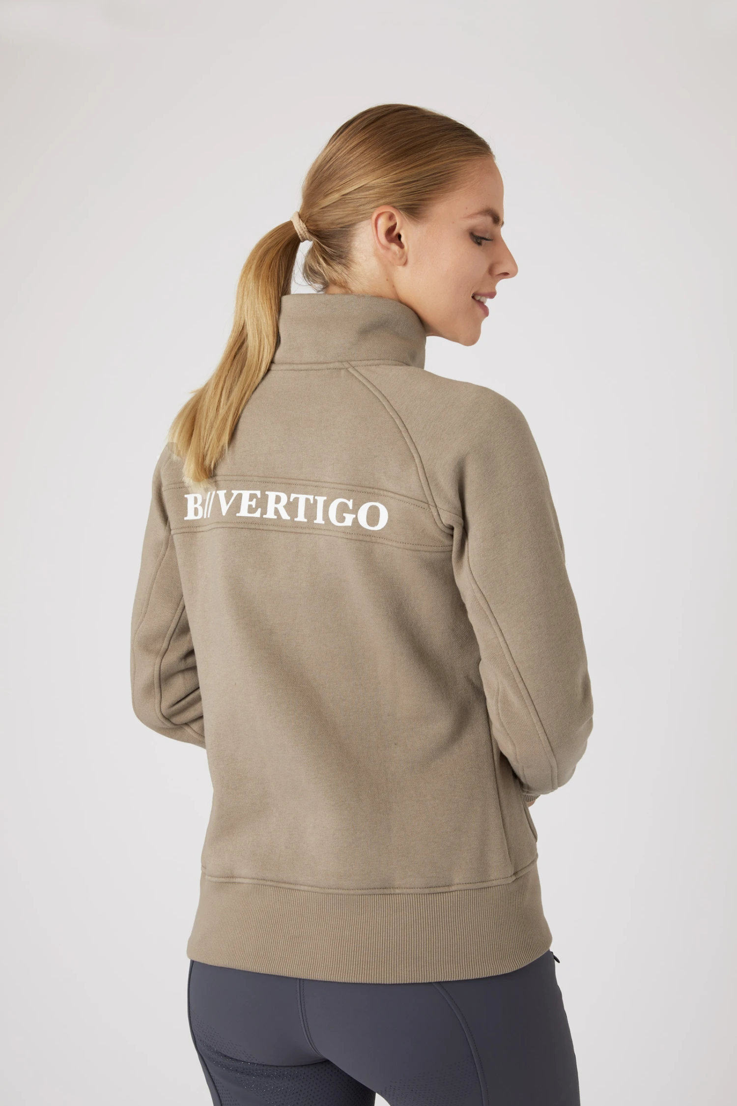 B Vertigo Gianne Damen Sweatshirtjacke Mit Logoprint 10 B Vertigo Gianne Damen Sweatshirtjacke Mit Logoprint – Bild 10