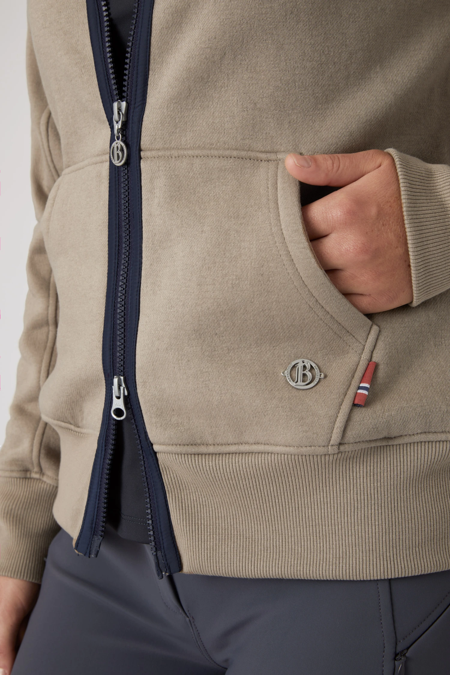 B Vertigo Gianne Damen Sweatshirtjacke Mit Logoprint 11 B Vertigo Gianne Damen Sweatshirtjacke Mit Logoprint – Bild 11